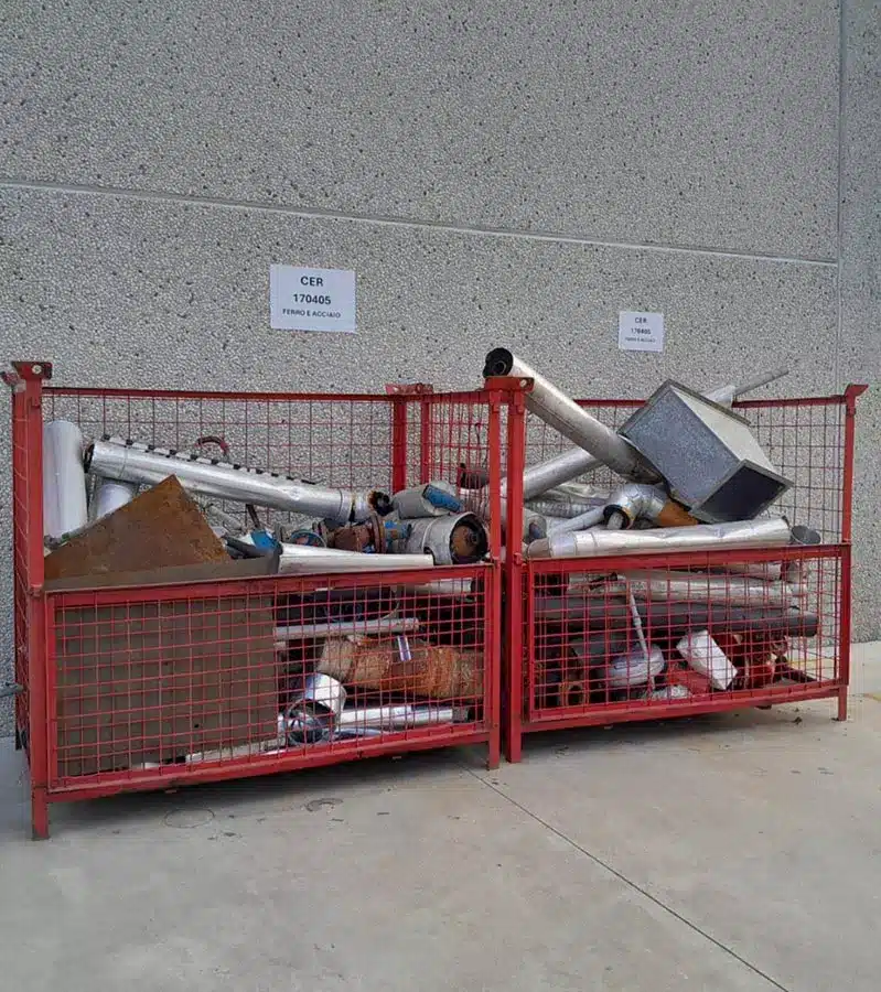 Accumulo di rifiuti in ferro pronti per lo smaltimento a Parma