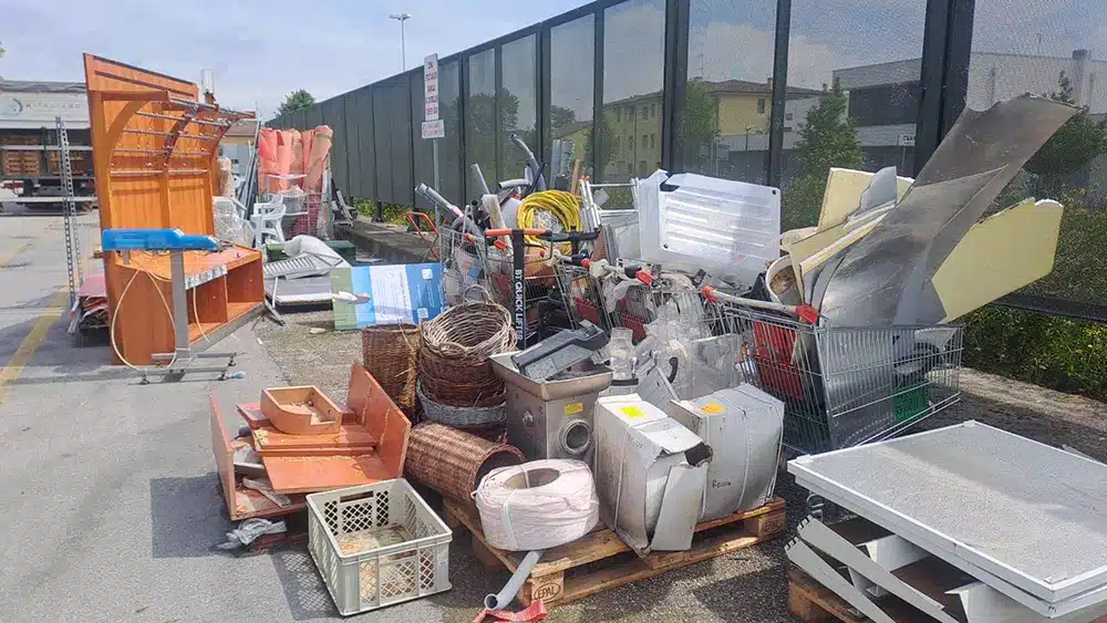 Accumulo di rifiuti ingombranti di vario genere a Parma