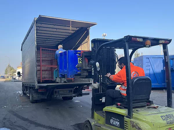 Camion per la raccolta dei rifiuti da smaltire a Parma