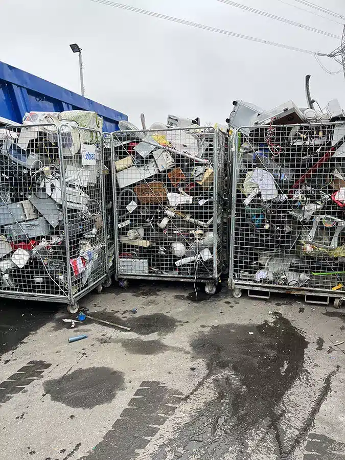 Carrelli pieni di rifiuti elettronici pronti per lo smaltimento a Reggio Emilia