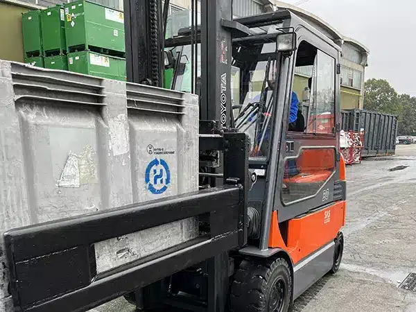 Muletto per trasportare contenitori di rifiuti a Parma