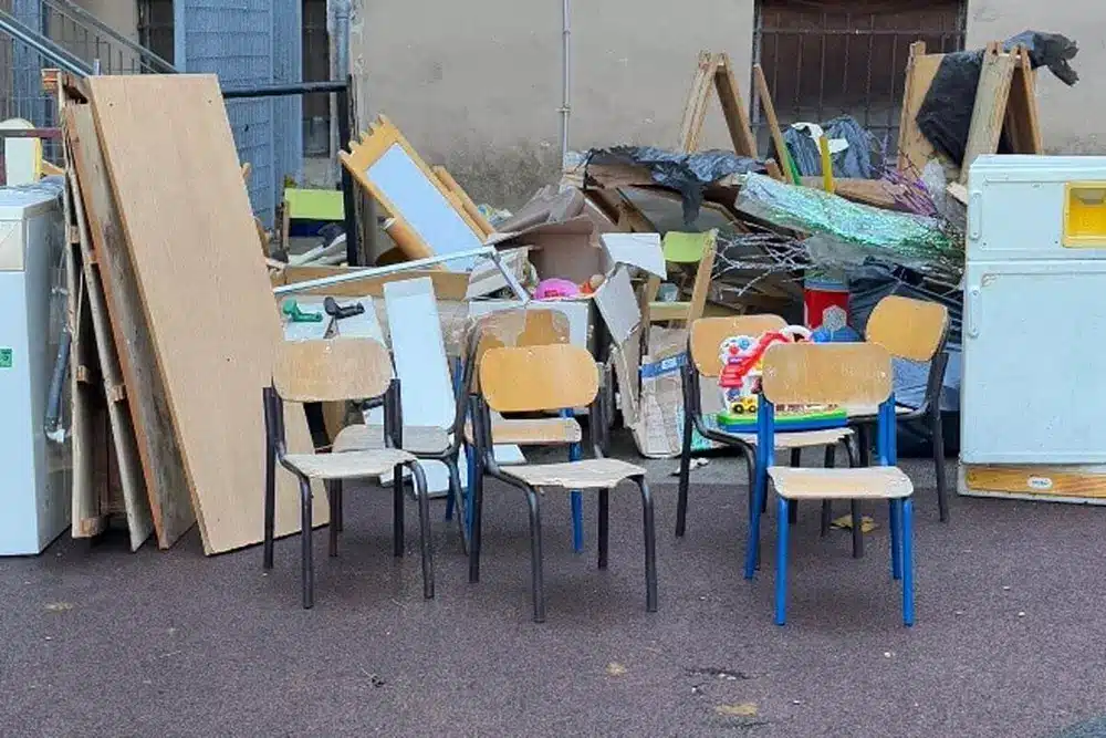 Sedie e elementi d’arredo rotti da smaltire a Piacenza