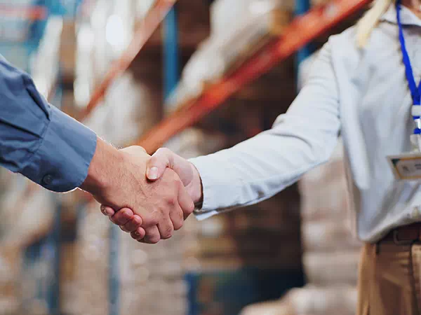 Stretta di mano per accordo di intermediazione a Cremona